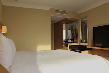Renaissance London Heathrow Hotel