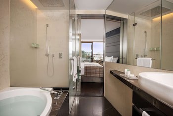Royal Savoy Hotel & Spa