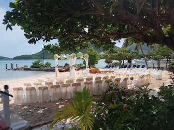 Catamaran Hotel Marina