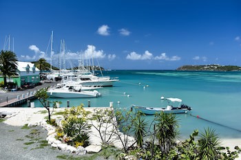Catamaran Hotel Marina
