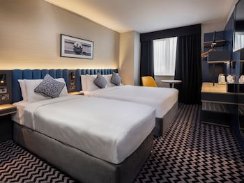 Academy Plaza Hotel