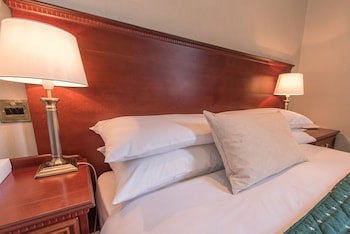 Cairn Hotel