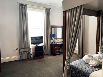 Cairn Hotel