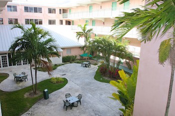 Castaways Resort And Suites