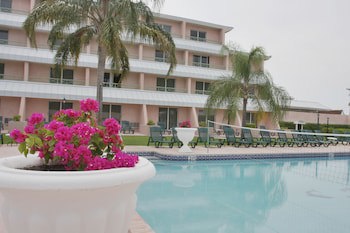 Castaways Resort And Suites