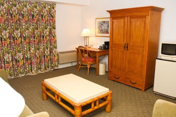 Castaways Resort And Suites