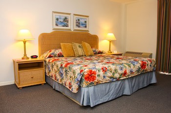 Castaways Resort And Suites