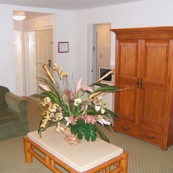 Castaways Resort And Suites