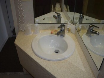 Castaways Resort And Suites