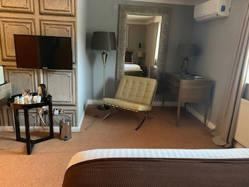 Barons Court Hotel