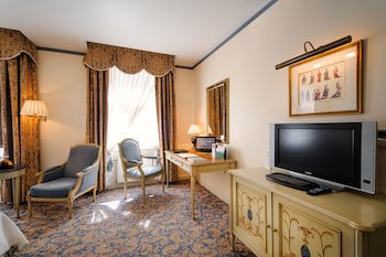 Grand Palace Hotel