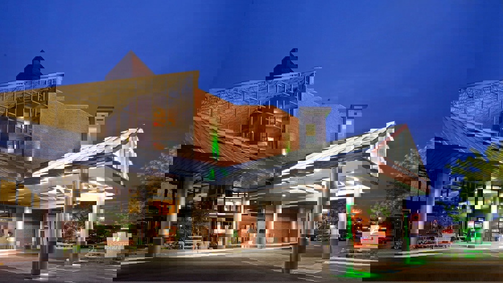 Holiday Inn Oakville Centre by IHG