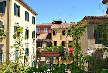 Carlton Capri Hotel galeri fotoğrafı
