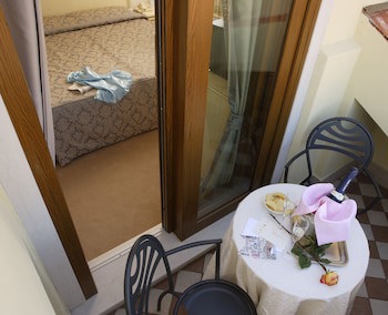 Carlton Capri Hotel galeri fotoğrafı