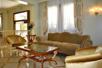 Carlton Capri Hotel fotoğrafı