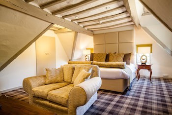 Legacy Rose And Crown Hotel