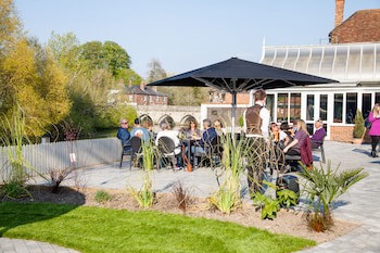 Legacy Rose And Crown Hotel