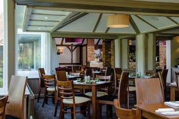 Legacy Rose And Crown Hotel