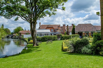 Legacy Rose And Crown Hotel