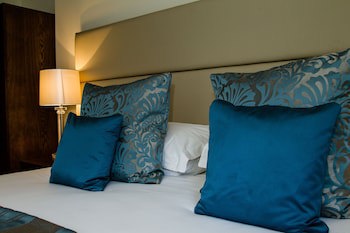 Legacy Rose And Crown Hotel