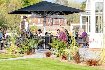 Legacy Rose And Crown Hotel