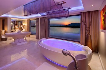 Hilton Luxor Resort & Spa