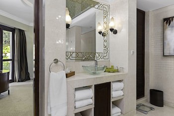 Hilton Luxor Resort & Spa