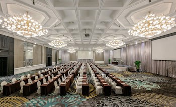 Centara Grand At Central Plaza Ladprao Bangkok