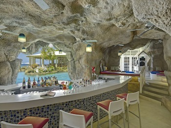 Crystal Cove By Elegant Hotels - All-Inclusive
