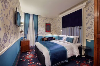 Carlton Ambassador Hotel