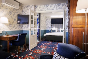 Carlton Ambassador Hotel