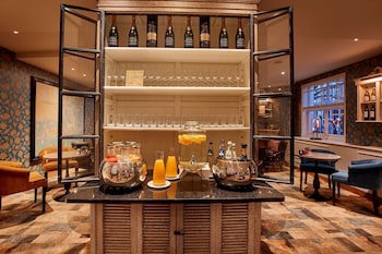 Carlton Ambassador Hotel