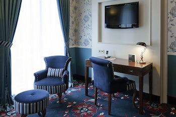 Carlton Ambassador Hotel