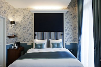 Carlton Ambassador Hotel