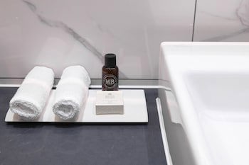 100 Queen's Gate Hotel London, Curio Collection By Hilton