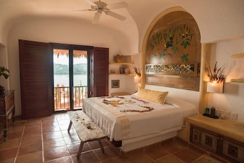 La Casa Que Canta - Adults Only