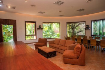 La Casa Que Canta - Adults Only
