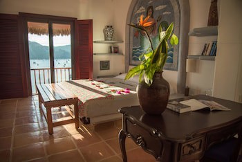 La Casa Que Canta - Adults Only