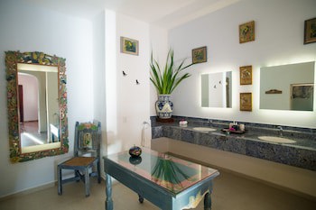 La Casa Que Canta - Adults Only
