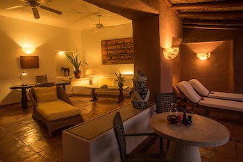 La Casa Que Canta - Adults Only