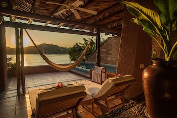 La Casa Que Canta - Adults Only