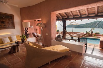 La Casa Que Canta - Adults Only