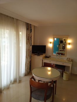Cairo Pyramids Hotel
