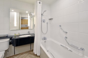 Doubletree By Hilton Manchester Airport