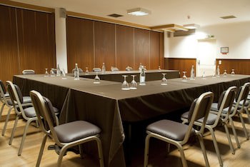 Hotel Rainha D. Amelia, Arts & Leisure
