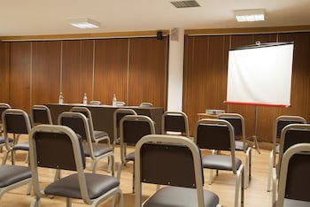 Hotel Rainha D. Amelia, Arts & Leisure