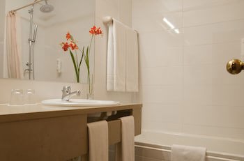 Hotel Rainha D. Amelia, Arts & Leisure