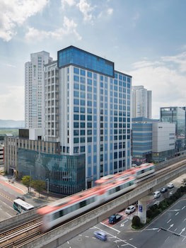 Isquare Hotel