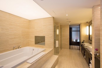 Isquare Hotel