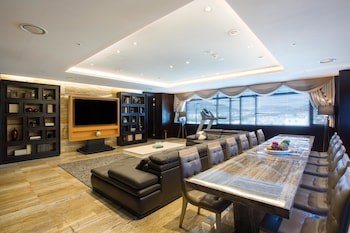 Isquare Hotel
